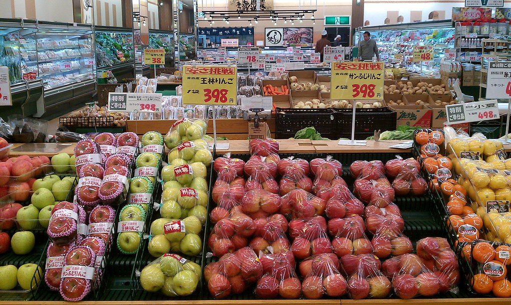 lista zakupów obok warzyw i koszyka